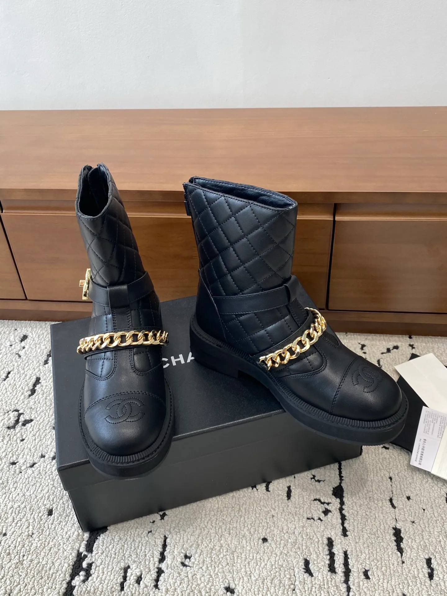 👟👟Ex-factory price 700👟👟 High version🍀 CHANEL 2025s autumn and winter series short boots, made of imported cowhide, with an additional height of 5cm to show leg length. Chanel's classic rhombus is used on the boot shaft, which Xiao Meimei particularly likes. This is Chanel's most popular style this autumn and winter. In addition, the entire boot shaft is equipped with a classic chain and school bag buckle. It is made of full-grain cowhide and uses a rear zipper. It is easy to put on the foot and super comfortable. It is a must-have for this autumn and winter. 🔴 Upper material: imported cowhide leather with anti-rust metal chain ❤︎ Consistently authentic ❤︎ Outsole: original Italian anti-slip rubber outsole Number of yards: 35-40 (40 is custom-made, non-refundable and non-exchangeable) Buy now 👉 Buy now 👉 Buy now 👉 Buy now 👉 Buy now 👉 Buy now 👉 Buy now 👉 Buy now 👉 Buy now 👉 Buy now 👉